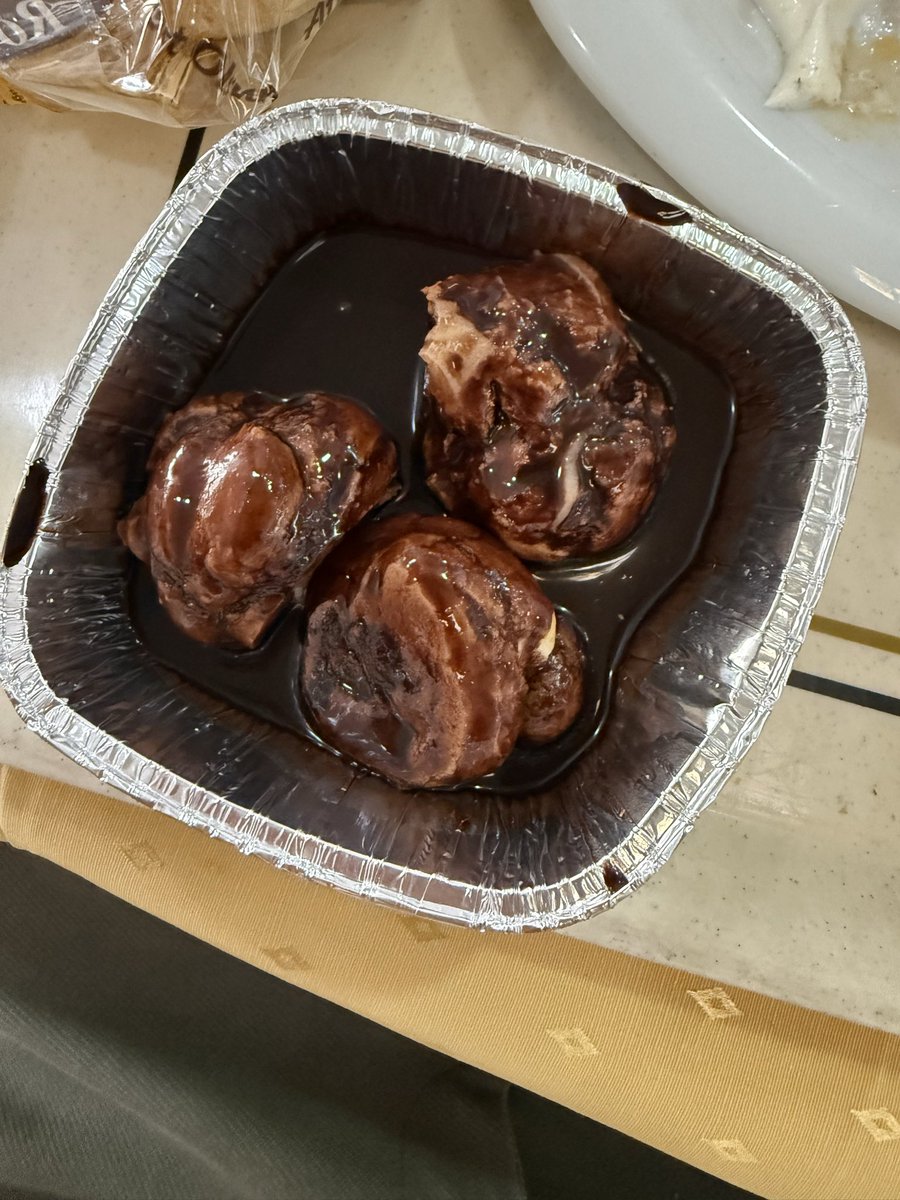 Arkadaşlar bugün böyle bi tatlı yedim adını bilen var mı
Yoksa tatlı yanlış mı yapılmış