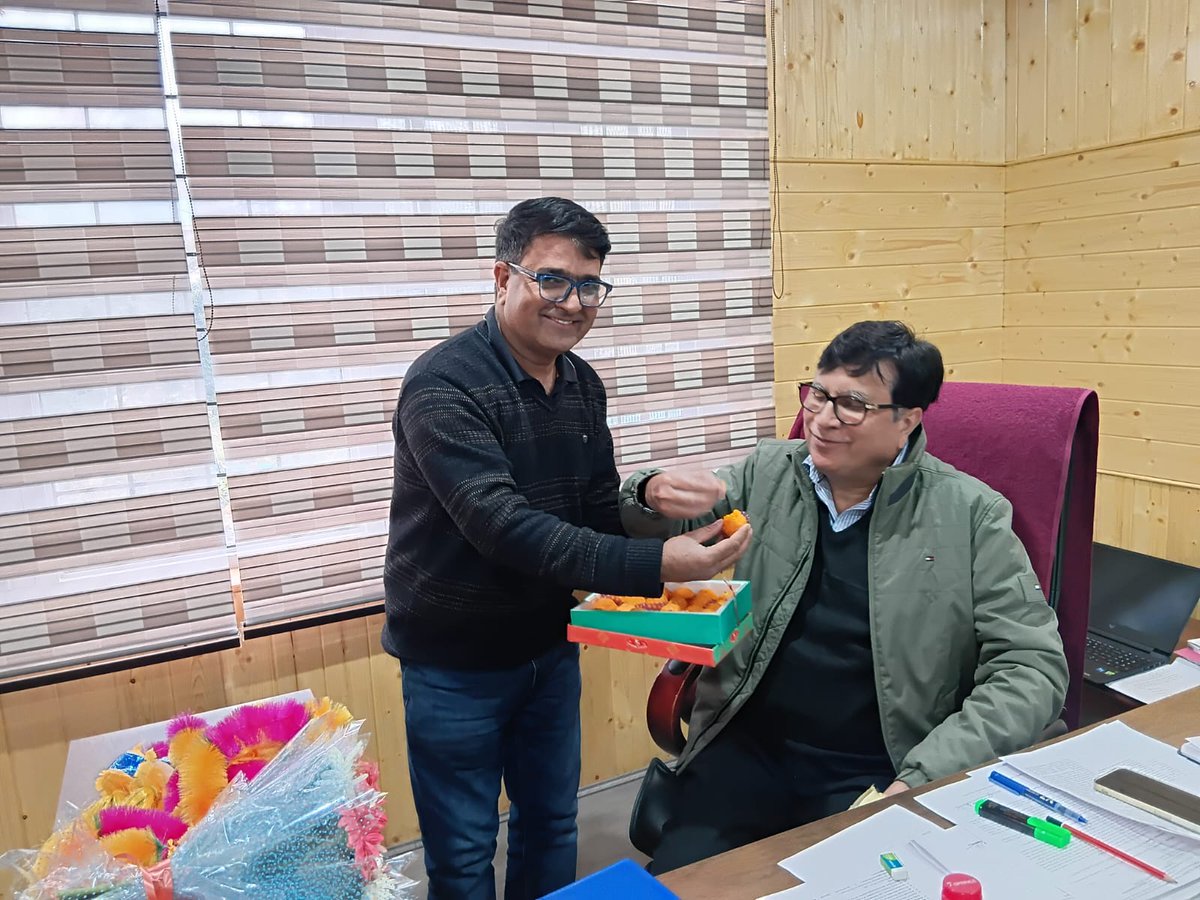 jkrceea's tweet photo. Today JKRCEEEA Team led by President JKRCEEA Er Nazir Chowdhary alongwith Er Mushtaq Chowdhary Chief Treasurer JKRCEEEA Mohd Shafi Chechi  (Technician) Secretary-1 JKRCEEEA,  called on MD JKPTCL Er Habib Chowdhary sir, welcomed MD sir &amp; wished sir for promotion as MD JKPTCL. https://t.co/sasMO8R4jE