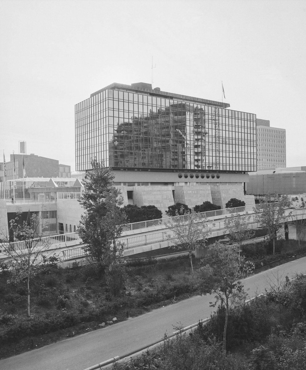 🎂Il y a 50 ans, était achevé l'ancien Hôtel de Ville de <a href="/montpellier_/">Ville de Montpellier</a> au Polygone.
Vue extérieure du bâtiment en novembre 1976 avec effet de reflet sur la façade de l'immeuble du Triangle en construction.
PO164