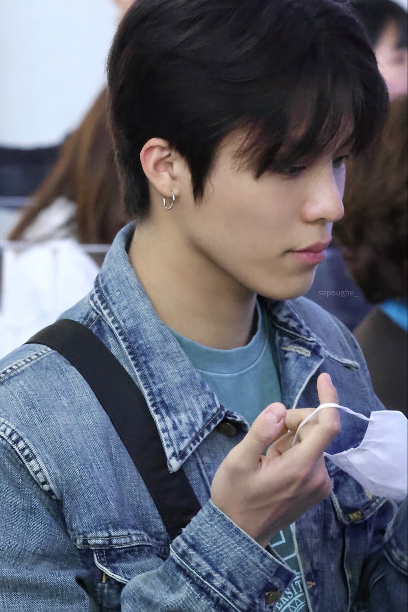lutowz's tweet photo. how could a guy be this pretty?! https://t.co/IpNZRXAmPl