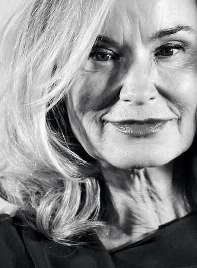 ΡΟΣΑΝΑ ΦΑΛΤΣΙΑΤΟΡΙ:
«Ο άντρας μου με έκλεισε μέσα, αλλά ήμουν υγιέστατη.
Τριάντα χρόνια στο ψυχιατρείο, επειδή δεν υπάκουα.»

«Με λένε Ροσάνα Φαλτσιάτορι, γεννήθηκα την άνοιξη του 1942.
Σήμερα ζω σε έναν οίκο ευγηρίας στο Καστέλ ντι Γκουίντο.