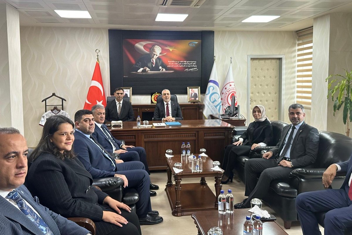 📍Mardin Sosyal Güvenlik Kurumu Ziyareti

✅️ Çalışma ve Sosyal Güvenlik Bakanımız Sn. Vedat Işıkhan, AK Parti Grup Başkanvekilimiz Sn. Dr. Leyla Şahin Usta ile birlikte Sosyal Güvenlik Kurumu Mardin İl Müdürlüğü’nü ziyaret ettik.  

#AKParti #Mardin #TürkiyeYüzyılı