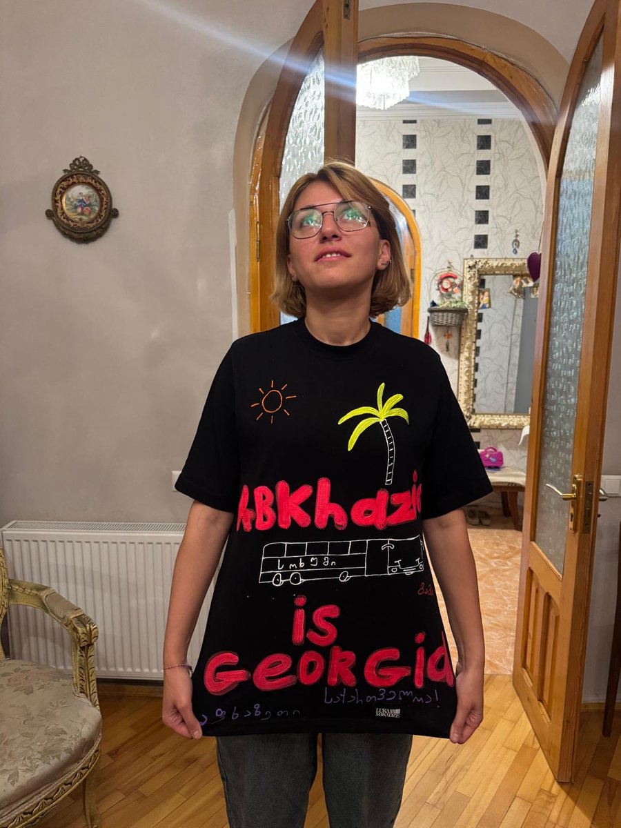 En Géorgie, la répression encore : plus tôt dans la journée, l'opposante Natia Letodiani, sujet de ce reportage, a été arrêtée. Elle attendait alors que la police vide l'appartement de sa grand-mère. <a href="/LemonjavaGiga/">Giga Lemonjava</a> a aussi été emmené selon <a href="/AnnaGvarishvili/">Anna Gvarishvili</a> x.com/AnnaGvarishvil…