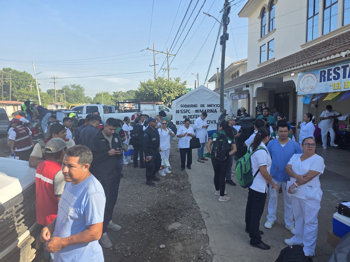 Luis_diazdeleon's tweet photo. 🌧️🤝 Este viernes seguimos en Tempoal, Veracruz.
Las brigadas de apoyo y atención médica ya están listas para continuar acompañando a la población afectada por las lluvias, con la entrega de apoyos alimentarios, consultas y acciones de salud preventiva. 💪🍎💉
Desde la Subsecretaría de Política Criminal, Vinculación y Protección Civil de la @SSPCMexico trabajamos en coordinación con la @SEMAR_mx, @spf_sspc, la @SSalud_mx, el @IMSS_Bienestar, @NorteImss, la @SICT_Veracruz, la @SICTmx, @COFEPRIS y Protección Civil del @GobiernoVer y del municipio, para atender de manera directa y solidaria a las familias de Tempoal. 🇲🇽🤝
Con el liderazgo de la Presidenta @Claudiashein y del Secretario @OHarfuch, seguimos en territorio, unidos por la salud y el bienestar de nuestra gente.
#ProtecciónCivil #SSPC #SolidaridadEnAcción #Tempoal #Veracruz #SaludYBienestar #ApoyoALaComunidad #SeguridadConJusticia #PolíticaCriminalMX