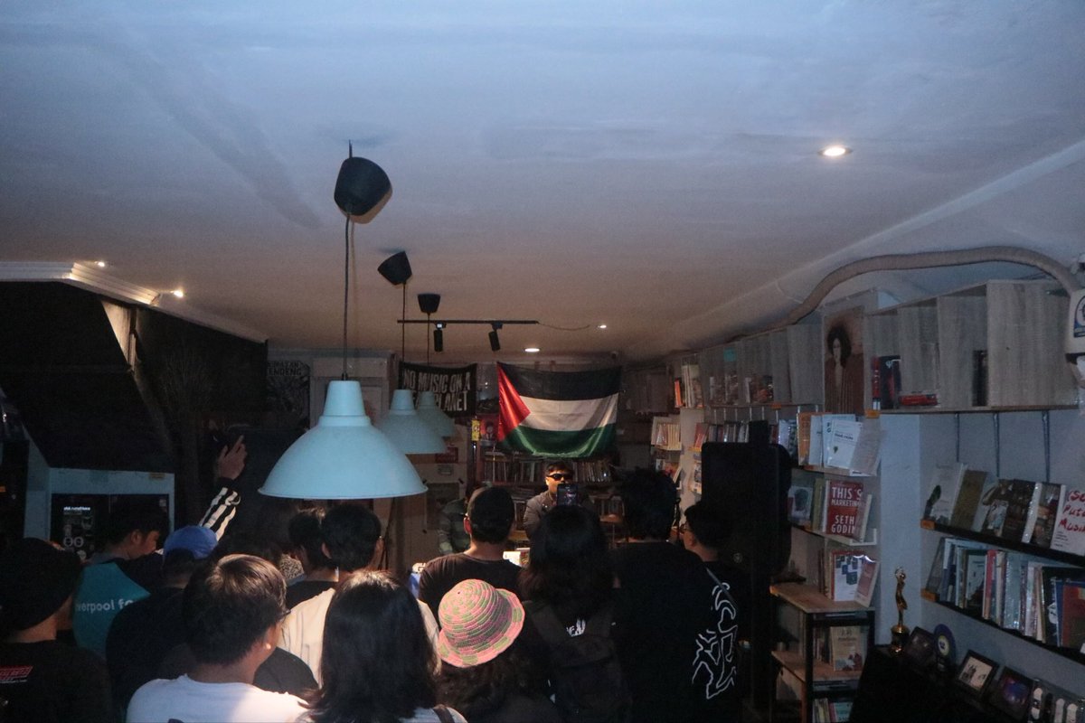 Jakarta, Kios Ojo Keos. 26/09/2025 
Titik terakhir Interconnected Tour Vol.2, Ft. @riolz &amp; <a href="/ibevebyka/">bevs</a>, good friends good times. 
See you again danceheads!👽🛸