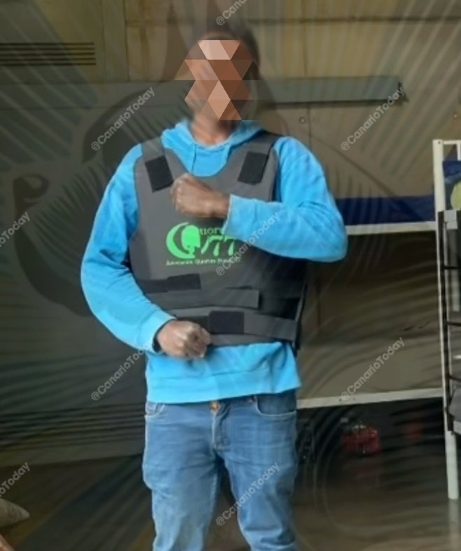 CanarioToday's tweet image. 🔴 Un inmigrante ilegal posa con uno de los chalecos anticortes (🔪) que la ONG Quorum Social 77 entrega a sus educadores sociales...