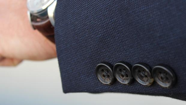 HablandodeModas's tweet photo. 👔 El Botón en la Manga del Saco NO es Decoración... es Historia Militar.

La próxima vez que veas un blazer o un saco de traje, fíjate en los botones de la manga. ¿Sabías que su origen no es estético, sino puramente disciplinario? https://t.co/IBqE3x3txV