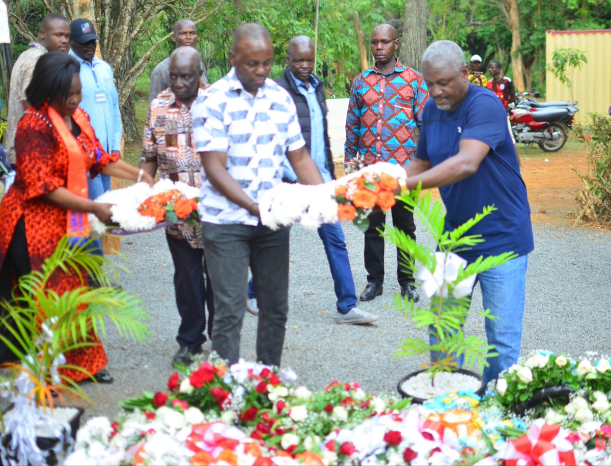 OAmollo's tweet image. #RIPRailaOdinga; Together With Colleagues, We Visited &amp;amp; Laid Wreaths At Baba’s Resting Place At Kang’o Ka Jaramogi