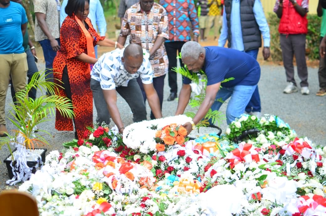 OAmollo's tweet image. #RIPRailaOdinga; Together With Colleagues, We Visited &amp;amp; Laid Wreaths At Baba’s Resting Place At Kang’o Ka Jaramogi