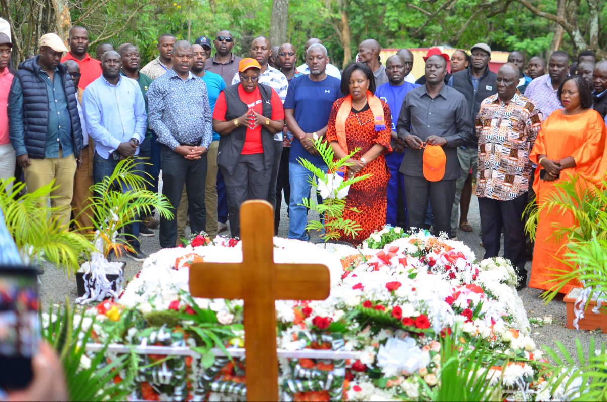 OAmollo's tweet image. #RIPRailaOdinga; Together With Colleagues, We Visited &amp;amp; Laid Wreaths At Baba’s Resting Place At Kang’o Ka Jaramogi