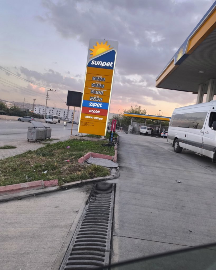 Akaryakıta zam gelecek diye yakıt vermiyorlar.

Gerekçe de belli; tadilat var.