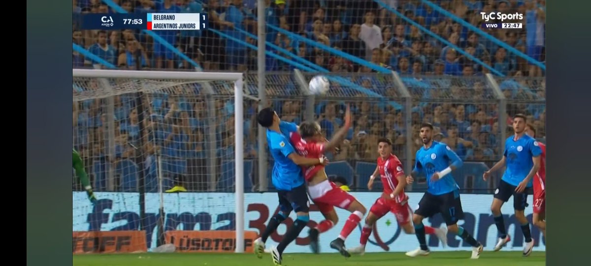 gastonzeron's tweet photo. Es PENAL 
Más allá del corralito.
Como se levanta la camiseta de Lezcano?

Heredia nunca se enteró dónde estaba la pelota.

Si lo agarraba en un contexto de varias parejas ... Quizá no lo dá

Lo agarro estando ellos 2 solos, faltaban los reflectores nomás 
#aaaj 
@LucasBeltramo https://t.co/TsUksypvpD