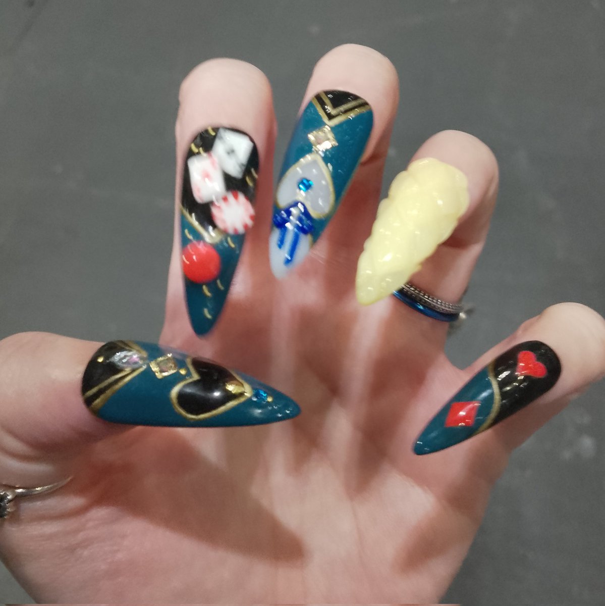 StarlitSiren's tweet photo. People have been complimenting my nails at the con left and right 🥹

They were made by catchingsunrays on tiktok! ✨♠️💅🏻🦚 https://t.co/53jLsQvFqN