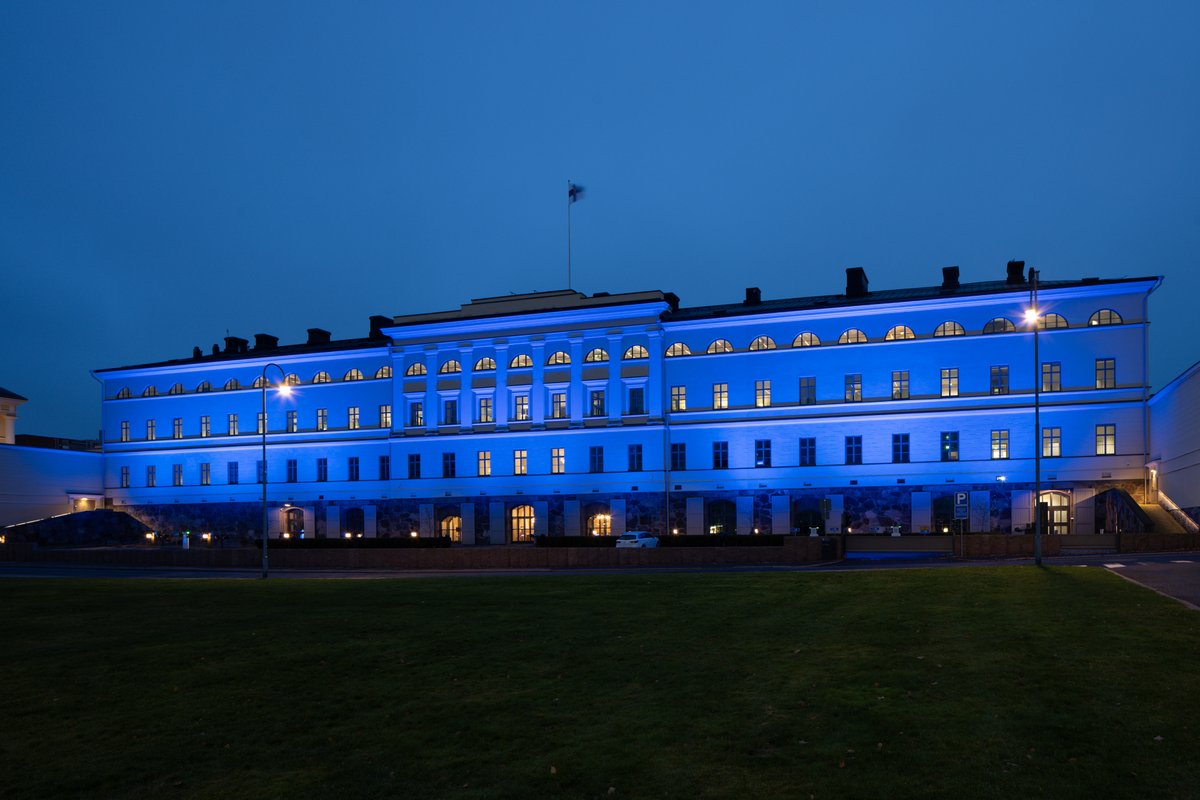 Merikasarmi on tänä iltana valaistu YK:n päivän kunniaksi. 🇫🇮 🇺🇳
#YK80 #UN80