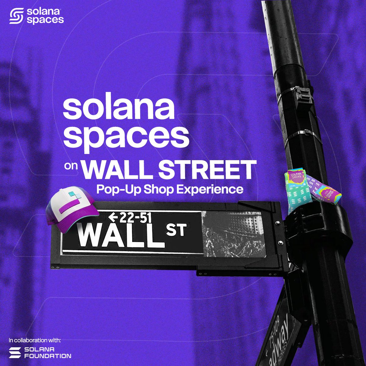 来訪者とグッズが並ぶSolana Spacesポップアップの内観