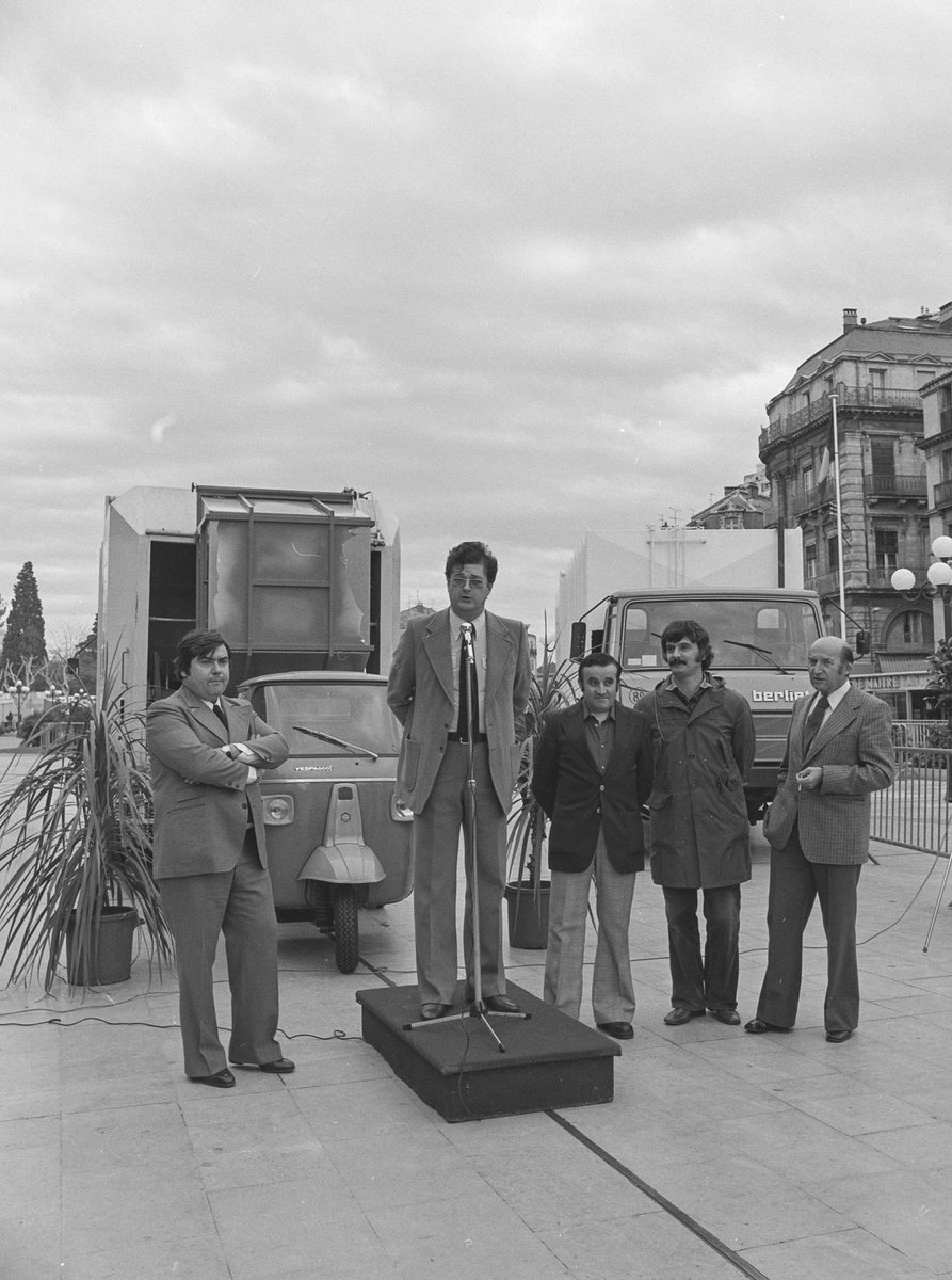 #CeJourLa 21 novembre 1977
📸Georges Frêche, maire de <a href="/montpellier_/">Ville de Montpellier</a>, et Louis Nicollin <a href="/GROUPENICOLLIN/">Groupe NICOLLIN</a>  présentent le nouveau matériel de nettoiement de l'espace public, place de la Comédie.
00R171
