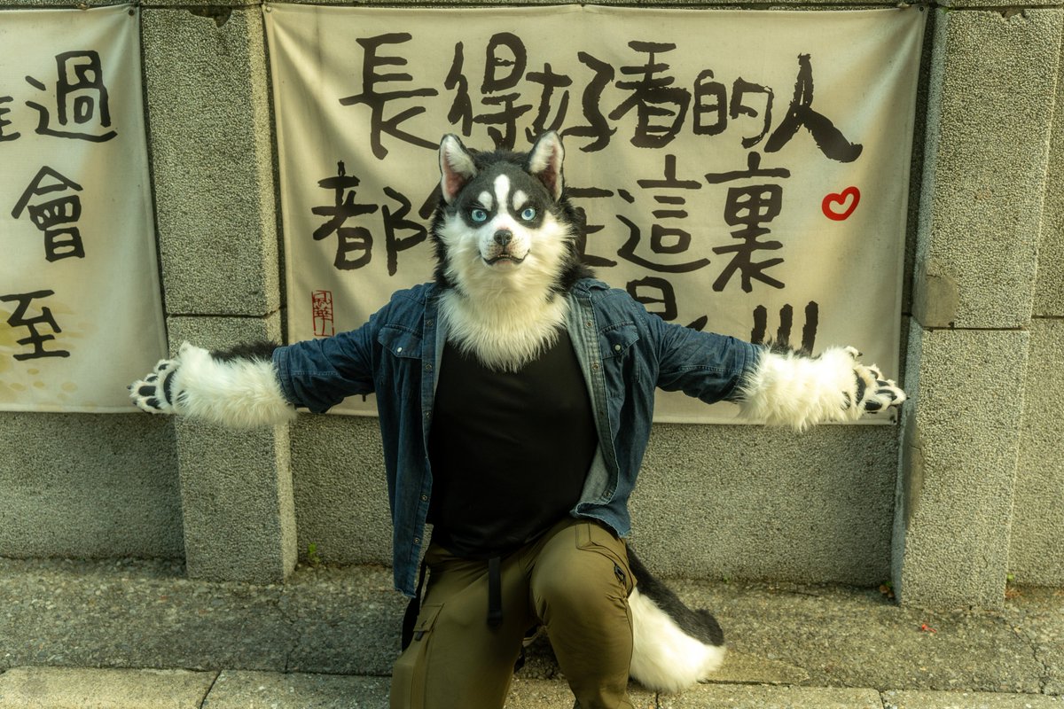 同志大遊行前一天去健身房發現大家都在卷的心得是：
#fursuitfriday
📷：竹子
