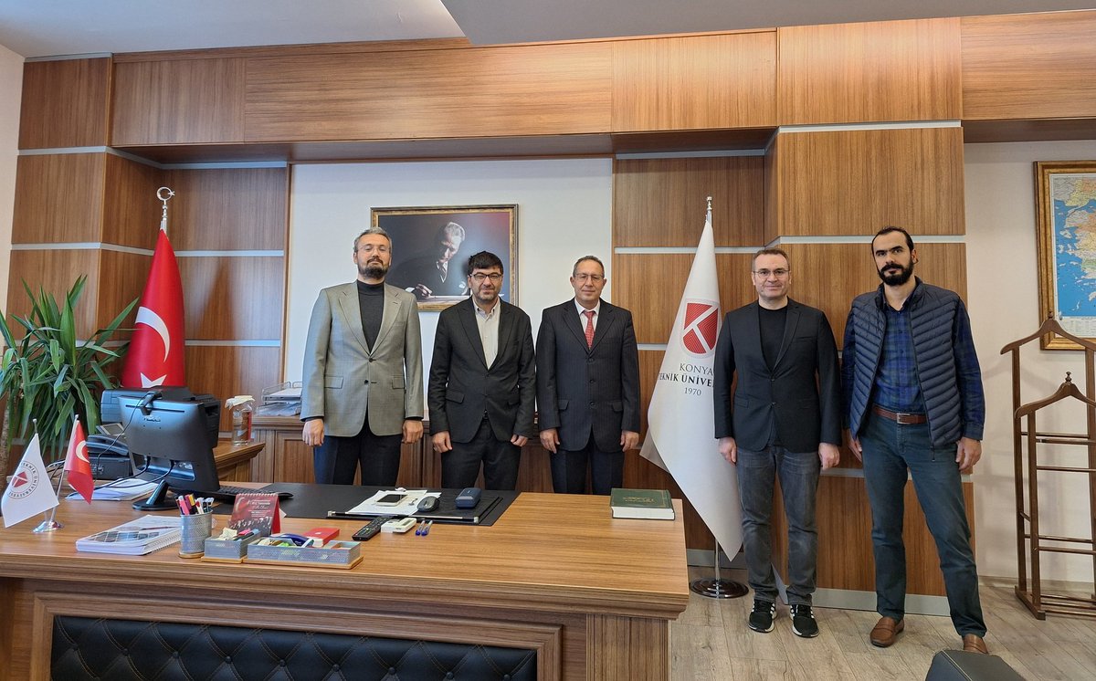 Konya Teknik Üniversitesi Rektör Yardımcısı Sayın Prof. Dr. Nurettin Çetinkaya hocamızı ziyaret ettik.

Rektör Yardımcımız ile eğitim-öğretim üzerine sohbet ettik. Şube Başkanımız Doç. Dr. Halil İbrahim Çelik; Diyanet İşleri Başkanlığının "Hadislerle İslam" kitabını takdim etti.