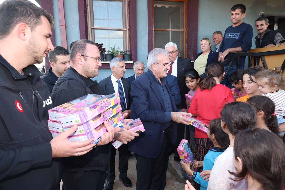 munirkaraloglu's tweet photo. 📍 Pazarcık 

Emiroğlu ve Ördekdede mahallelerinde yapımı tamamlanan kalıcı köy konutlarında aile ziyareti gerçekleştirdik. 

Yeni yuvalarına kavuşan ailelerimize evleri hayırlı olsun. 🏡 https://t.co/6wAeEnQxCR