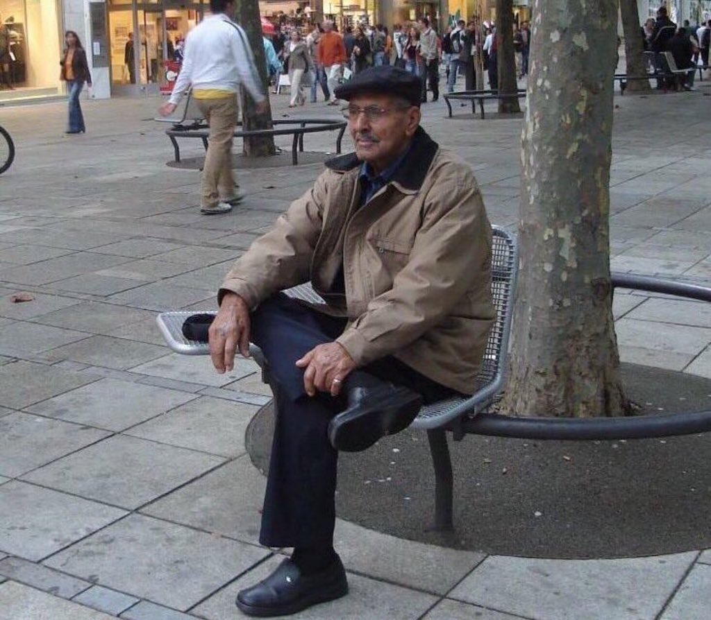 اللهم أرحم والدى وسائر ﺃباء المسلمين
اللهم أرحم والدي رحمه واسعة وتغمده برحمتك 
اللهم أرحمه فوق الارض وتحت الارض ويوم العرض عليك 
اللهم قه عذابك يوم تبعث عبادك
اللهم أنزل نورا من نورك عليه
اللهم نور قبره ووسع مدخله وانس وحشته 
اللهم أرحم غربته وأرحـم شيبتـه يارب