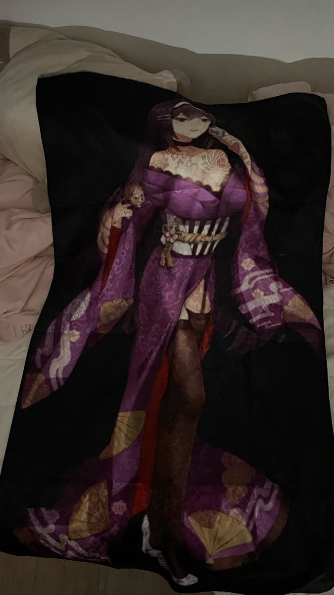 아니 나 이렁거 시킨적 없는데 오늘 갑자기 배송이 왔음 뭐임 진짜???? 저번에 이거 의상 시켰던 곳에서 서비스로 주신건가….??? 일단 ㄱㅅ합니다????