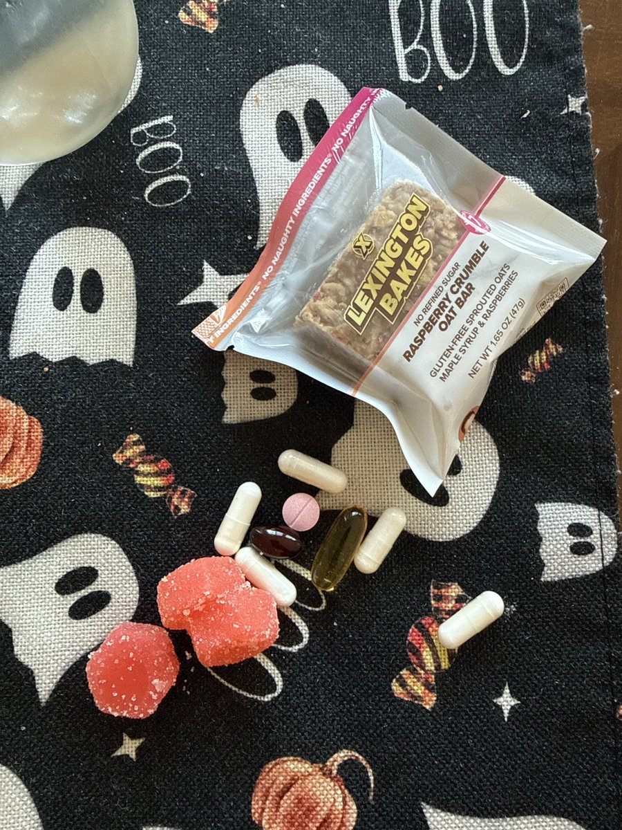 IsabelHalfCaff's tweet image. friday longevity hack (following 6am Barry’s) 

@lexevan bakes
create gummies 
l glutamine 
ubiquinol
cod liver oil
b12
myositol