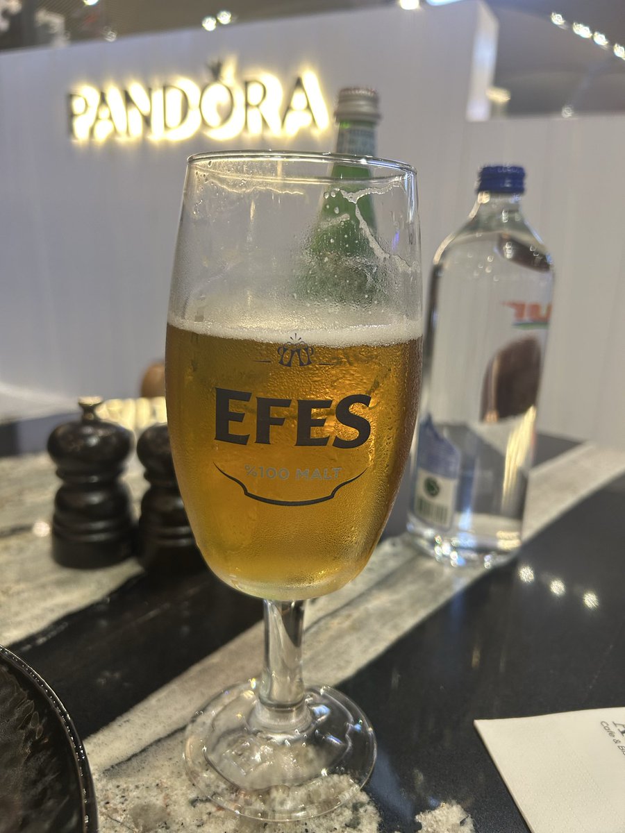 16,50€ für ein Bier. Flughafen Istanbul (IST) Definition von Profitgier. Wünsche mir laut pfeifendes Stadion.