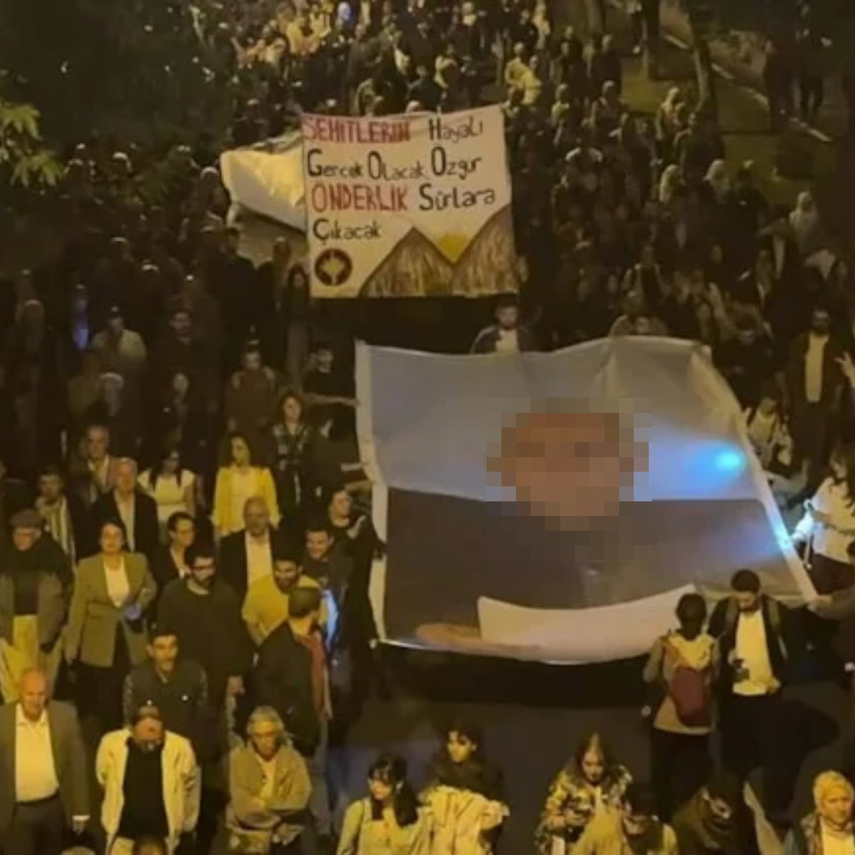 DEM Parti’nin Diyarbakır’da Öcalan’a “özgürlük” talebiyle düzenlediği yürüyüş sonrası gözaltına alınan 6 şüpheli tutuklandı.