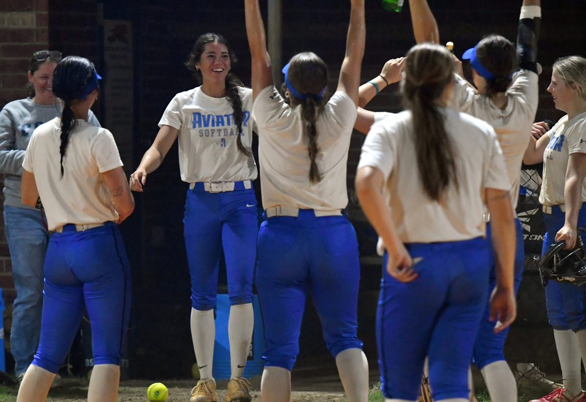 ASUNewportSB's tweet image. WE ARE THE CHAMPIONS 🏆

🔵🔵 Congratulations to Team BLUE (wearing White) on winning the 2025 Aviator World Series!