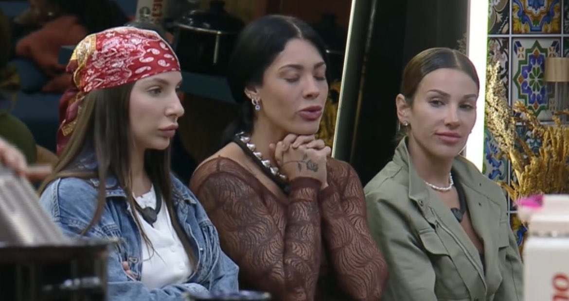 juhbernasconi's tweet image. Cinderela , a madrasta e suas duas filhas 
#AFazenda17 #TeamSaory