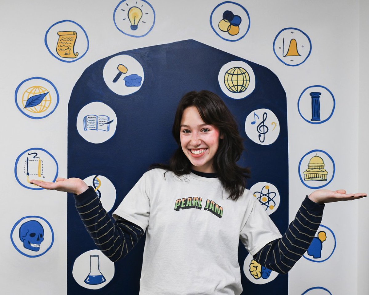 UTChattanooga's tweet image. 🎨 In honor of the last day of Transfer Student Week, meet Sydney Zwart, a transfer student who turned blank walls into art at UTC!

Her murals now greet everyone who walks into The Hub in the College of Arts and Sciences. 💙💛

Read her story: blog.utc.edu/news/2025/10/p…