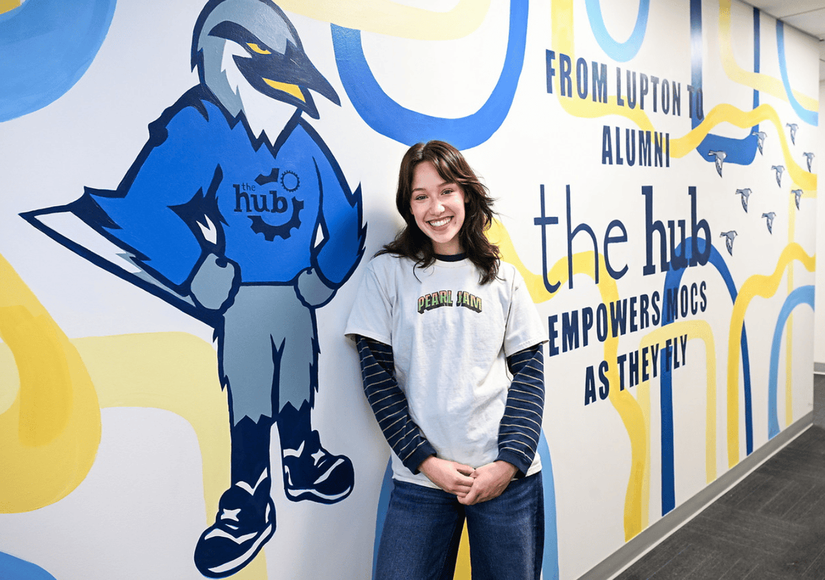 UTChattanooga's tweet image. 🎨 In honor of the last day of Transfer Student Week, meet Sydney Zwart, a transfer student who turned blank walls into art at UTC!

Her murals now greet everyone who walks into The Hub in the College of Arts and Sciences. 💙💛

Read her story: blog.utc.edu/news/2025/10/p…