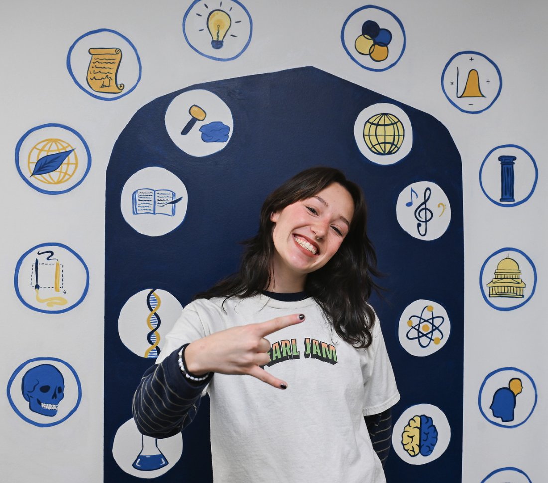 UTChattanooga's tweet image. 🎨 In honor of the last day of Transfer Student Week, meet Sydney Zwart, a transfer student who turned blank walls into art at UTC!

Her murals now greet everyone who walks into The Hub in the College of Arts and Sciences. 💙💛

Read her story: blog.utc.edu/news/2025/10/p…