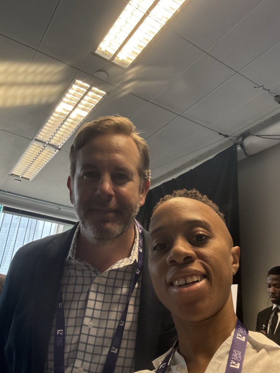 DAS 2025で同僚と写るAlexis Johnson