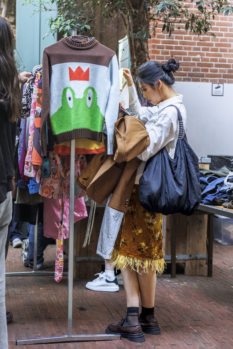 CreatedByIO's tweet image. Fall vintage flea markets r our favorite weekend activities. Discovering &amp;amp; repurposing coveted finds feels good moving a piece into it&apos;s 2ndlife, limiting impact on this 🌎. For a recap of an impactful week in #circularity, #verification, #sustainability, check-out our LinkedIn🌍