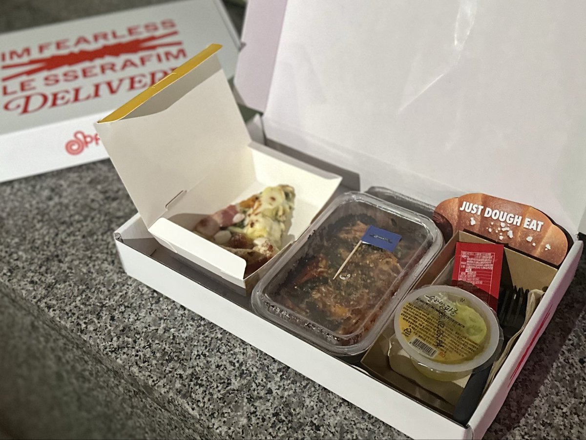 𝑳𝑬 𝑺𝑺𝑬𝑹𝑨𝑭𝑰𝑴 𝑫𝑬𝑳𝑰𝑽𝑬𝑹𝒀いただいて来た🚚🍝

ピザ・パスタ・ピクルス入ってた。
寒空の下あったけぇ飯、沁みます😌♨️

#LE_SSERAFIM #르세라핌 #ルセラフィム #EAT_IT_UP_SPAGHETTI