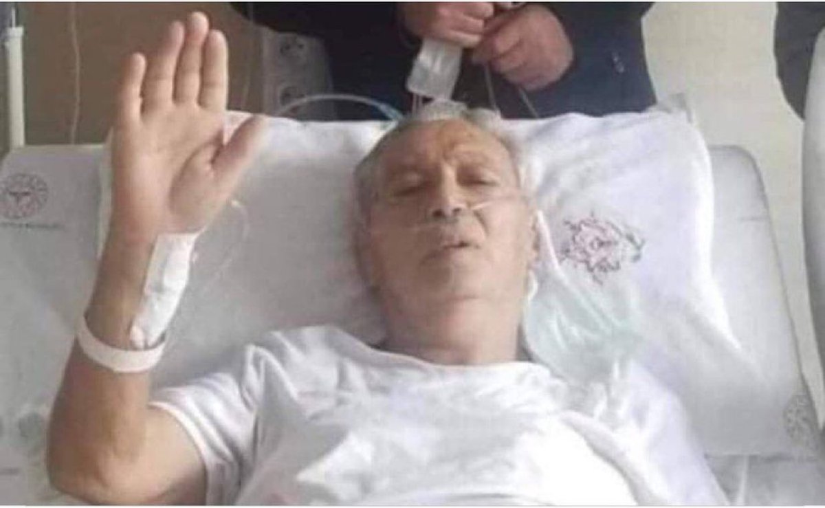 TATİLDEYKEN DEVLETİN ARACINA BİNMEM DİYEN VALİ ÖZTÜRK HAYATINI KAYBETTİ.

Yıllar önce, İzmir ile Çeşme arası seyahat eden bir minibüsü polis kimlik kontrolü için durdurur. Ayakta seyahat eden bir bey'in kimliğine bakan polisler dona kalır.
İçişleri Bakanlığı tarafından verilen