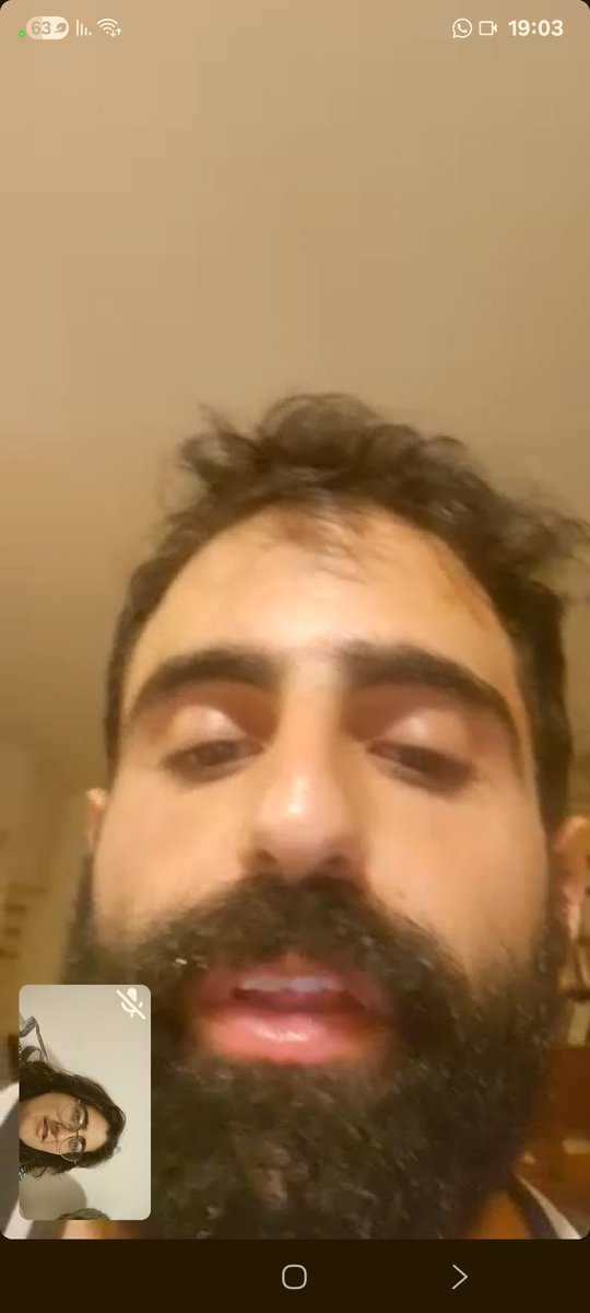 אני בסופש מחוץ לבית לאחר יום טיול ארוך מתקשרת בשיחת וידאו כדי לעשות קבלת שבת ולראות את הילדים שלי.
במקום זה מה אני רואה כל השיחה: