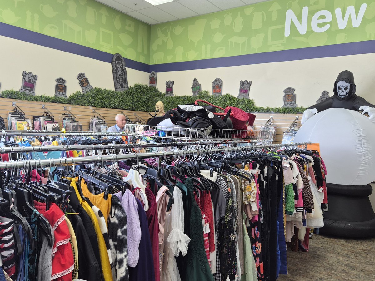 ThinkGoodwill's tweet image. 🎃 Halloween is only a week away! 🎃
Still need costumes or spooky decor? 🦇👻 Get your last-minute Halloween essentials at Goodwill SOLAC!
Don’t wait—stop by Goodwill today and get Halloween-ready! 🧡Visit thinkgood.org or click the link in our bio for store locations.