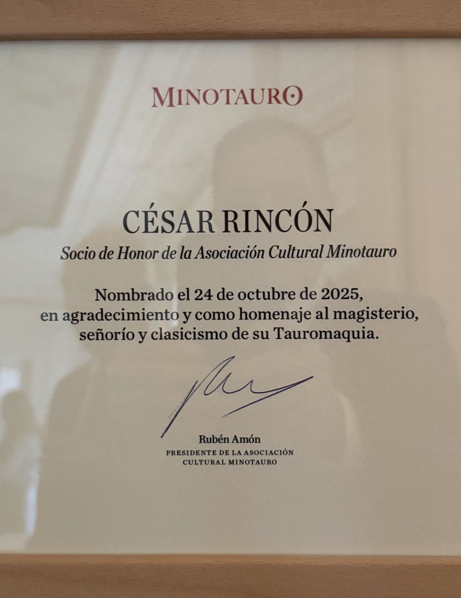 A todos mis amigos de Minotauro.Gracias por brindarme tanto cariño.