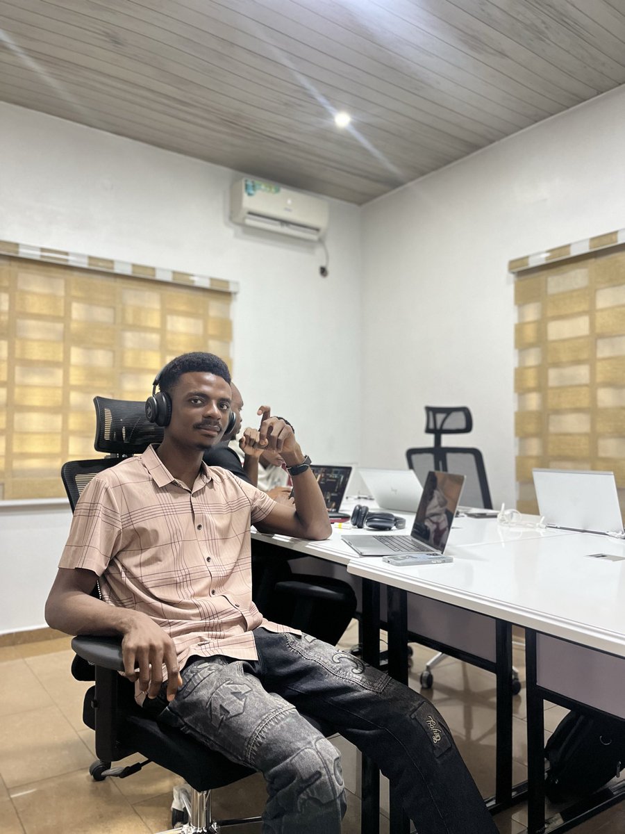IfeanyiAkomas's tweet image. The Most Underrated Skill in Programming Isn’t Coding
It’s Staying Calm When Nothing Works.
Nobody talks about this enough.
As developers, 80% of our time isn’t writing code,
It’s debugging, reversing mistakes, and questioning our existence.
Real success in coding doesn’t…