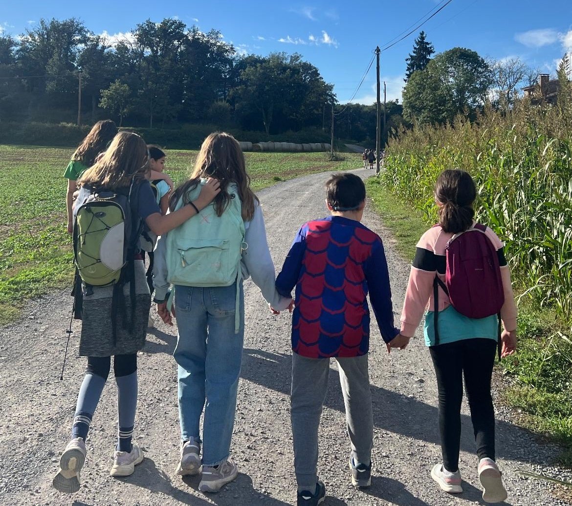 Ha tornat d'uns dies de colònies amb l'escola. El suport d'una auxiliar d'infermeria ha estat fonamental per tal que les seves necessitats mèdiques fossin cobertes. Gràcies a la implicació de l'escola, Directora, Raquel, Elena i Susanna per fer-ho possible. La inclusió és això.❤️