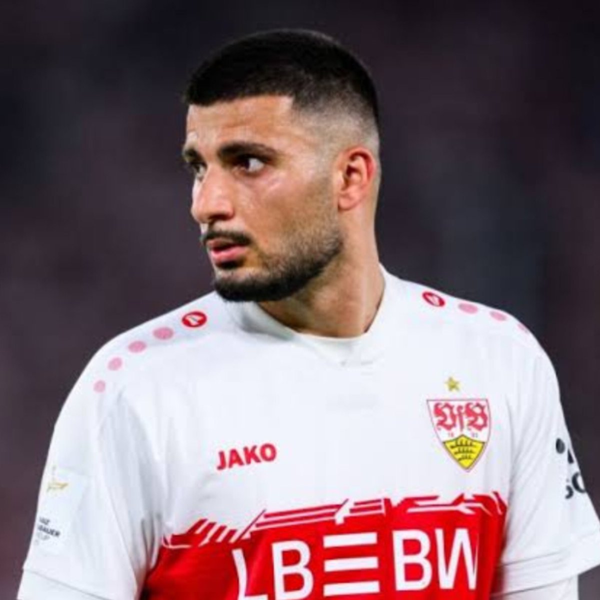 🔴 Almanya VfB Stuttgart takımı, Kürt futbolcu Deniz Undav'a sahip çıktı ve Türkiye'deki ırkçı saldırı ve söylemlere karşı basın açıklaması yayınladı.

"Irkçılık, aşırılıkçılık, ayrımcılık ve dışlanmanın ne stadyumda ne de toplumun herhangi bir yerinde yeri yoktur."