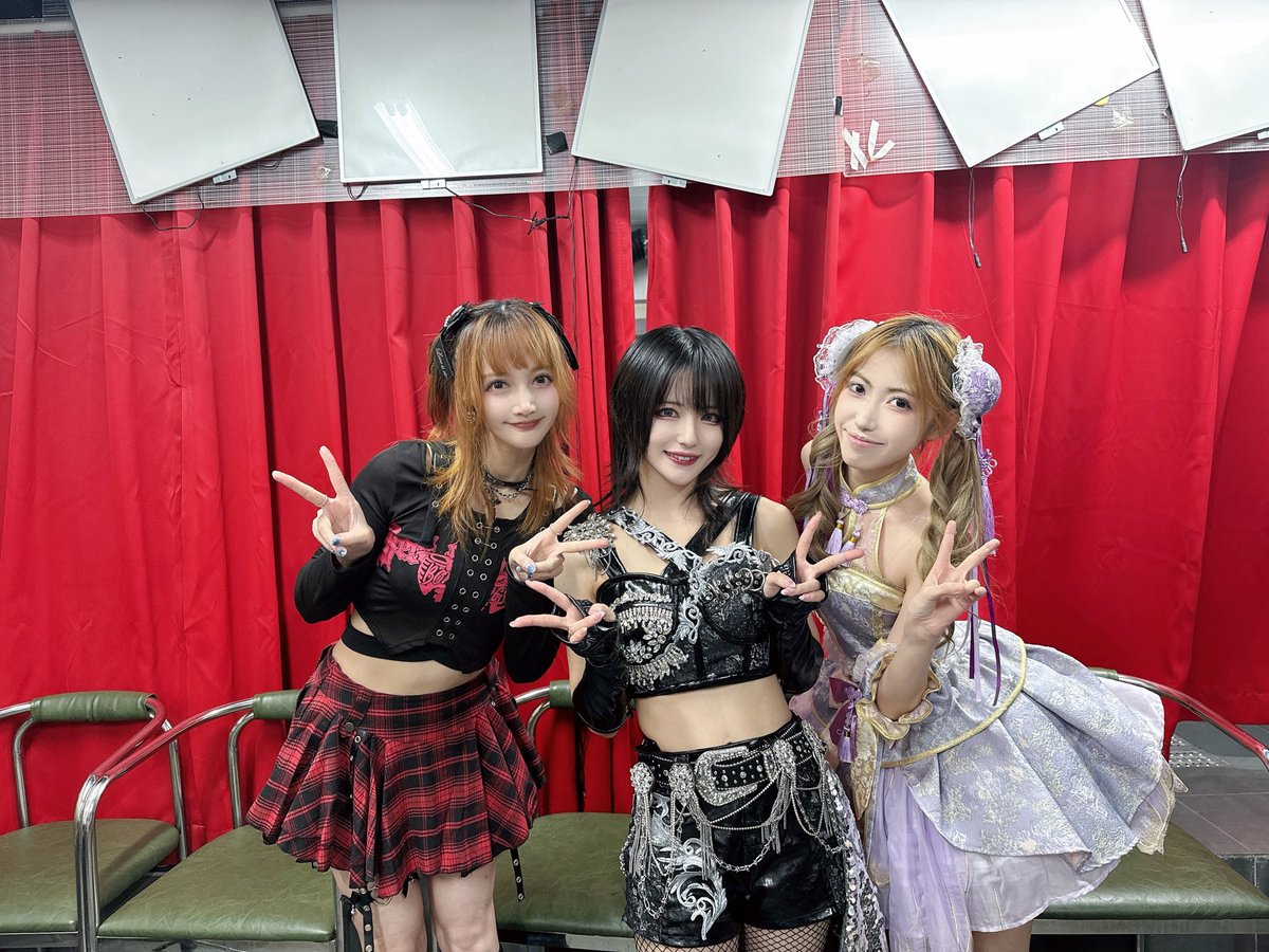 yuuriyou's tweet photo. 今日のライブお疲れ様でした！*\(^o^)/*
elちゃんと一緒に「線香花火」を歌ってめっちゃ楽しかった！(((o(*ﾟ▽ﾟ*)o))) そして沢山話をして、もういつか日本にまた行けるように楽しみに〜そして日本で一緒に遊ぼうね！*\(^o^)/*明日もライブあるから頑張りましょう！٩(˃̶͈̀௰˂̶͈́)و https://t.co/xrLETp45FR