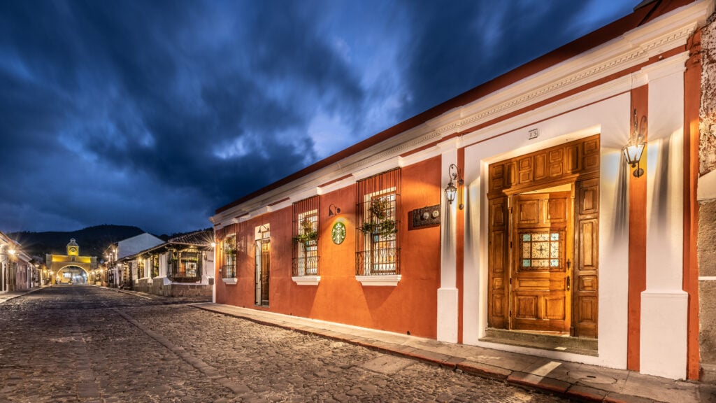 Los que dicen que es el starbucks más lujoso de latinoamerica deberían conocer más, Antigua Guatemala y Costa rica los tienen, respetaron la arquitectura y cultura. Y si, en Costa Rica starbucks tiene su finca cafetalera.