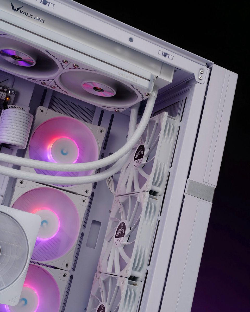 Suddenly have the urge to buy some fruit salads 😅 what a colour combo on this photo!

Time to show off my latest build in the <a href="/myvalkyrieplays/">Myvalkyrie</a> VK02 white case and featuring their stunning V360 LCD liquid cooler.

This timeless machine houses the latest hardware from <a href="/IntelUK/">Intel UK</a>