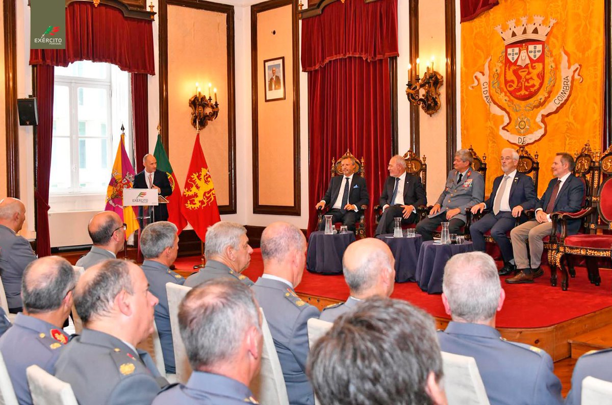 📖 O Salão Nobre da Câmara Municipal de Coimbra recebeu esta tarde a apresentação da obra “Às Armas — Heráldica do Exército Português”, que celebra a identidade, a história e os símbolos que unem gerações de militares.

#ExércitoPortuguês #DiaDoExército2025