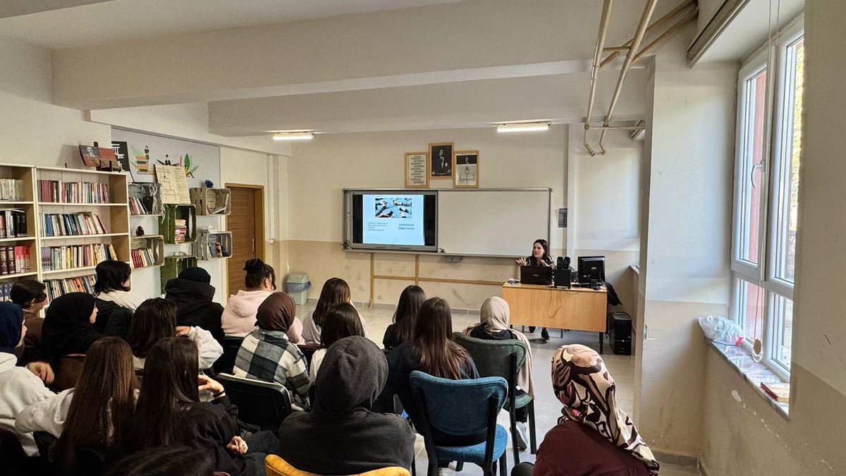 sakaryamem's tweet photo. 📚 Müdürlüğümüz tarafından yürütülen “Kütüphane Demek…” projesi kapsamında Pamukova Mesleki ve Teknik Anadolu Lisesi okul kütüphanesinde, “Kütüphane Demek Güvende Olmak Demek” temalı söyleşi gerçekleştirildi.
🎙 Konuşmacı: Hilal Genç
🗣 Konu: Dijital Dünyada Güvende Kalmak

@tcmeb
@Yusuf__Tekin
@dogan_rahmi