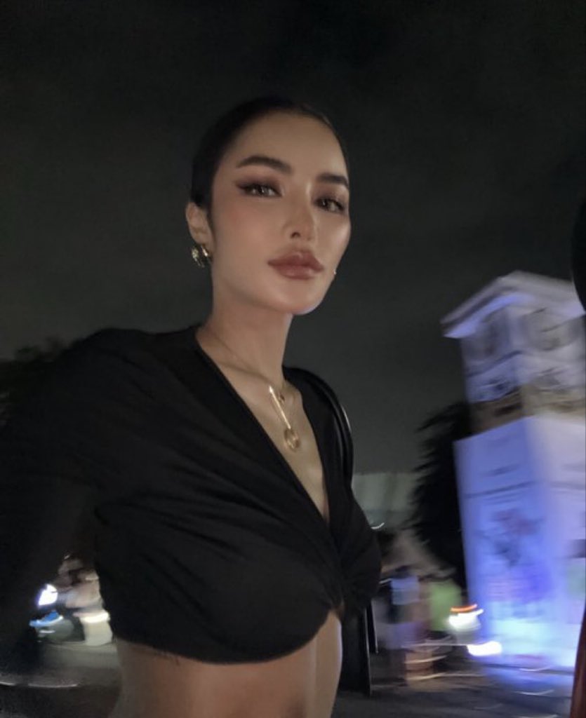 💬 : นั่งวินยังไงให้สวยเบอร์นี้ ✨
🌷 : ก้อนั่งแบบตุวมัม ตุวคลอดบุตรไง๊ 🖤

#อุ้มทวีพร