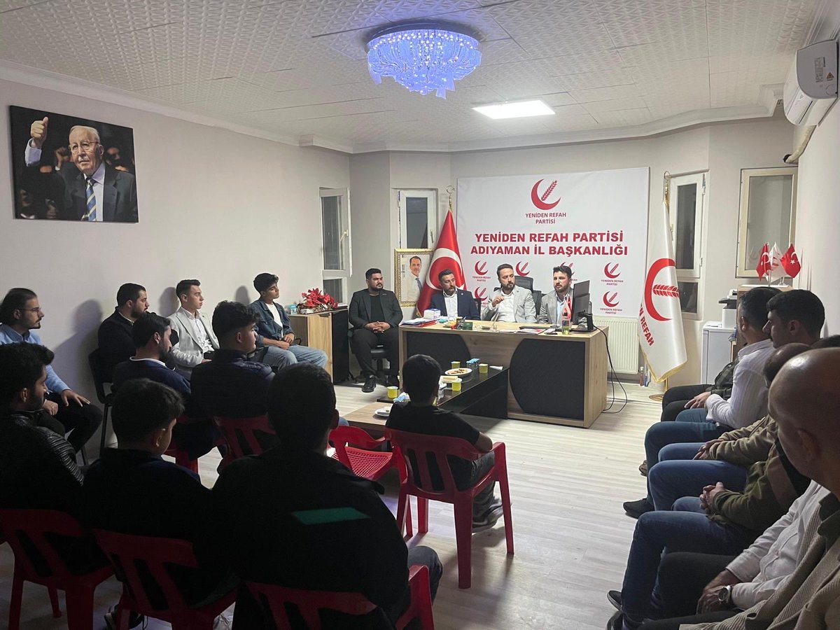 gencrefah's tweet photo. Gençlik Kolları Büyük Kongre Komisyon Üyelerimiz Emre Özçetin, Halil Key ve Abdurrahman Karakeçi, “Büyük Kongre Buluşmaları” kapsamında Adıyaman Gençlik Kollarımızla bir araya geldi.

Hilal’in Emrinde, Hakikatin İzinde 👍 https://t.co/n9ow9sRZ9j